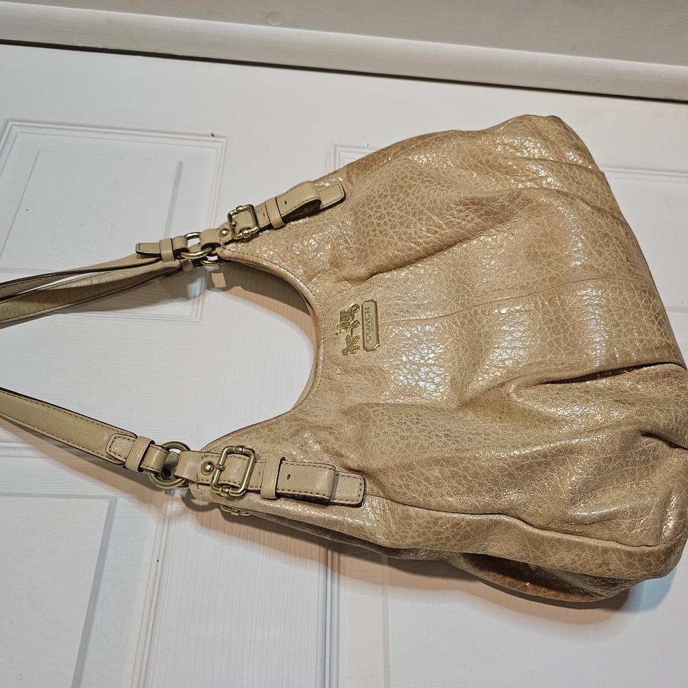 Coach Elegant Cream Leather Shoulder Bag